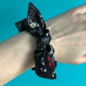 Lululemon Scrunchie • TAKING OFF PAGE TONIGHT ❗️